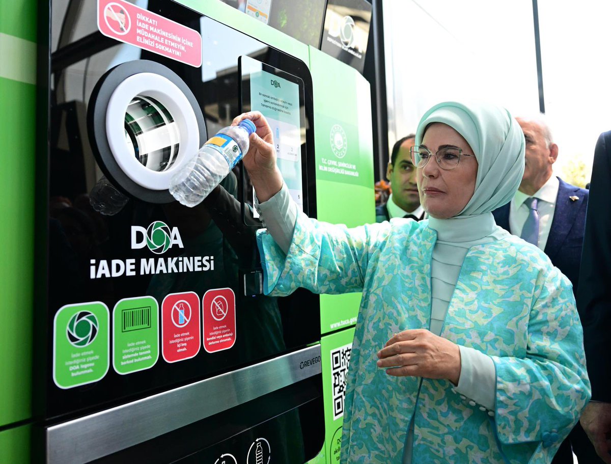 EmineErdogan's tweet image. Ümraniye Belediyesi’nin düzenlediği “Çevre Şenliği”nde, yakın zamanda hayata geçirilen Depozito İade Makinesi DOA’yı da deneyimleme fırsatım oldu.
Geri dönüşüm sürecini dijitalle buluşturan bu uygulamayla artık atıklar dönüşürken hem doğa hem de ülkemiz kazanacak.
DOA,…