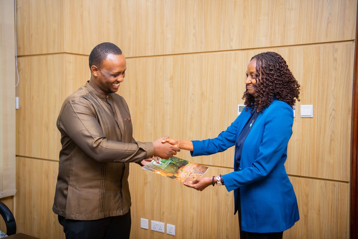 EnvironmentRw's tweet image. Today marks a leadership transition at @EnvironmentRw. We thank Ms. Beatrice Cyiza for her dedicated service, and warmly welcome Mr. Fidèle Bingwa as the new Permanent Secretary. Wishing him every success in this vital role.