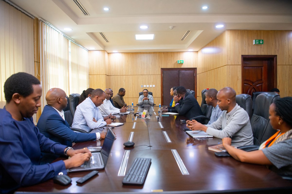 EnvironmentRw's tweet image. Today marks a leadership transition at @EnvironmentRw. We thank Ms. Beatrice Cyiza for her dedicated service, and warmly welcome Mr. Fidèle Bingwa as the new Permanent Secretary. Wishing him every success in this vital role.