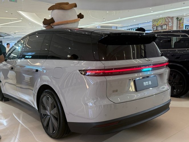 TychodeFeijter's tweet image. Li Auto i8 - at the shopping mall
Li Auto is a Chinese NEV maker. The i8 is a new full-electric six-seat SUV. We have new photos of a dark gray example at a Li Auto experience store in a shopping mall in China.
The i8 has a radical new design, inspired by the lines of the Li…