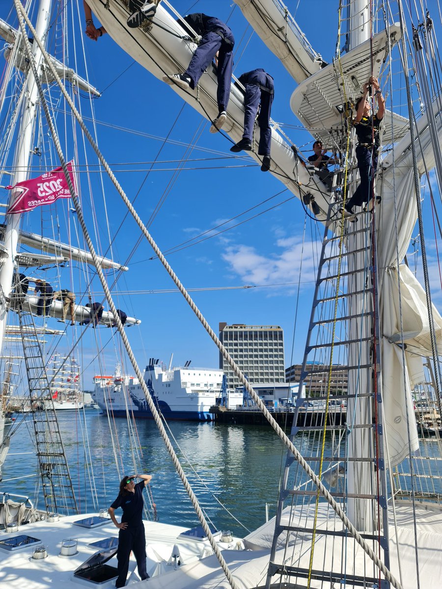 RNinScotland's tweet image. A warm welcome to the Sea Cadets ship - TS Royalist @SeaCadetsUK who have arrived into #Aberdeen for #TallShips2025 👋