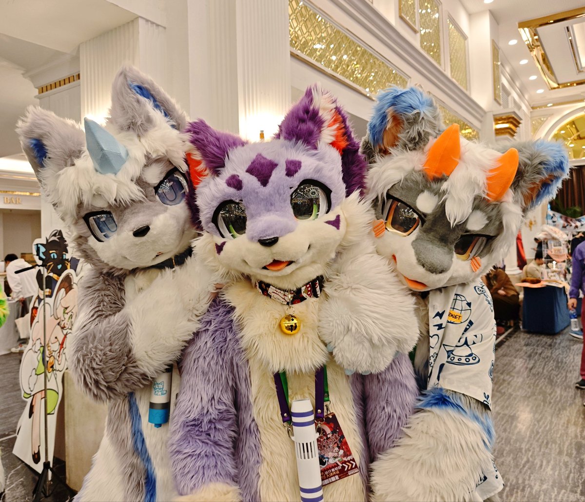 #FursuitFriday
哎呀，旁边有两只拔卡，显得我好聪明😋<a href="/JIUXI_9c/">久惜</a> <a href="/YayaxShishuang/">Riki牙牙</a>

📷：<a href="/Bacqy4/">Aven</a>