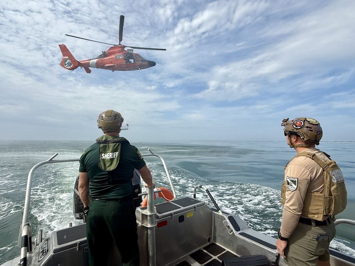 TeamSJSO's tweet image. This week, #TeamSJSO joined the St. Augustine Fire Department, @SJCFireRescue, @ccsofl, and the @USCG for helicopter hoist training.
These multi-agency exercises strengthen coordination between agencies and emergency response efforts.