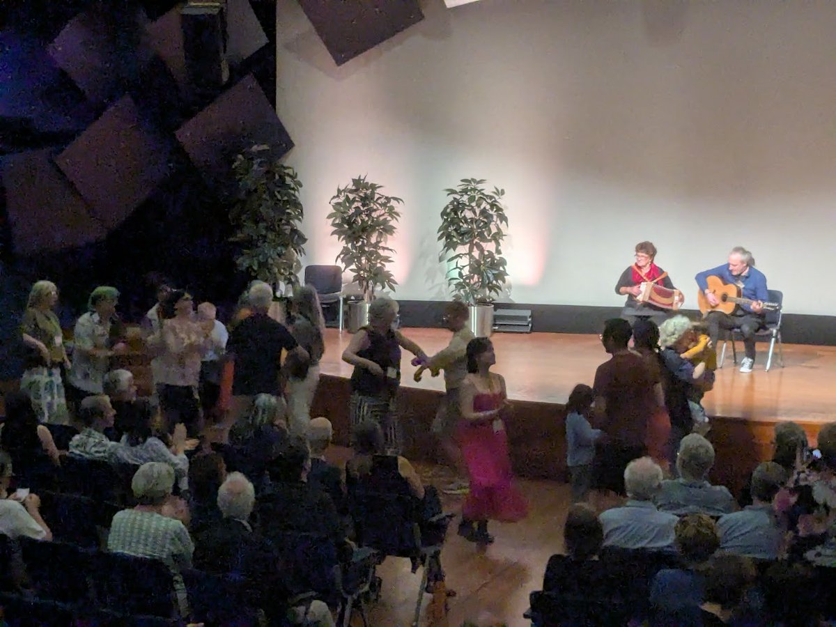 msmathcomp's tweet image. The @BridgesMathart conference finishes with the traditional &quot;informal music night.&quot; Here, the conference participants take the stage and show their (musical) talents. All instruments, styles, and levels of musical professionalism are welcome!🪈🎶🪕