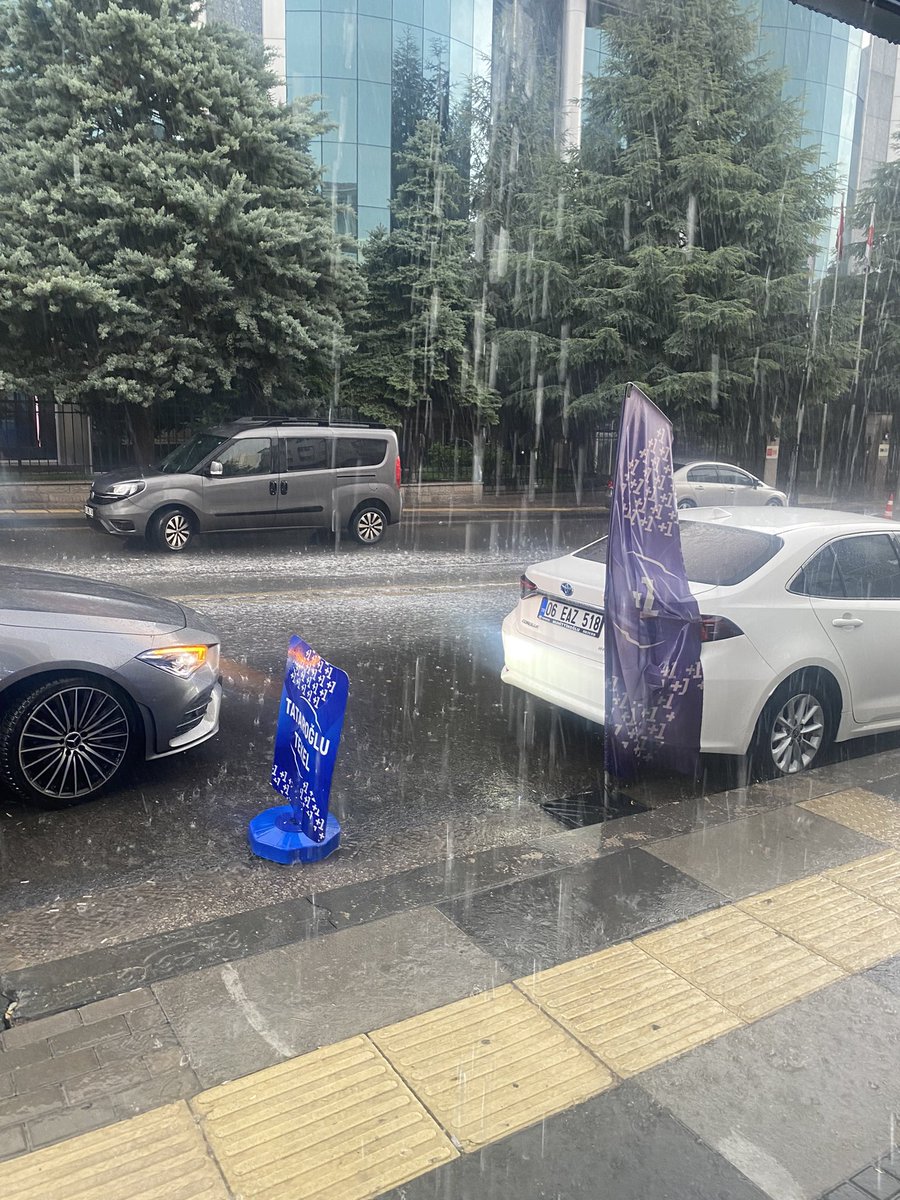 Ankara’da Mansur Yavaş’ın beceriksizliği

İnsanlar duraklarda perişan oldu ıslanıyorlar.

Yollar kapalı durumda

Mansur Yavaş sen ne işe yararsın?