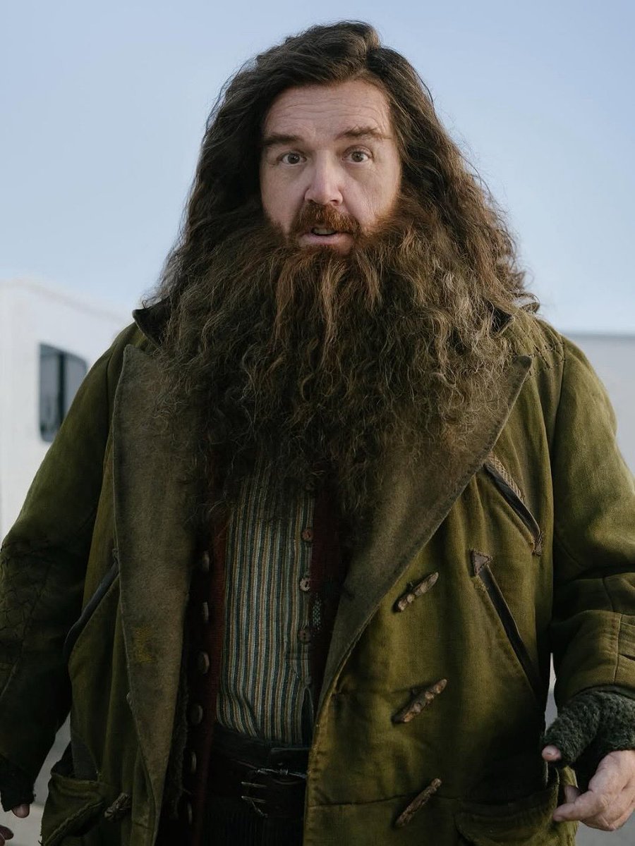 Primeira imagem oficial do ator Nick Frost como Rúbeo Hagrid na série de Harry Potter da HBO.