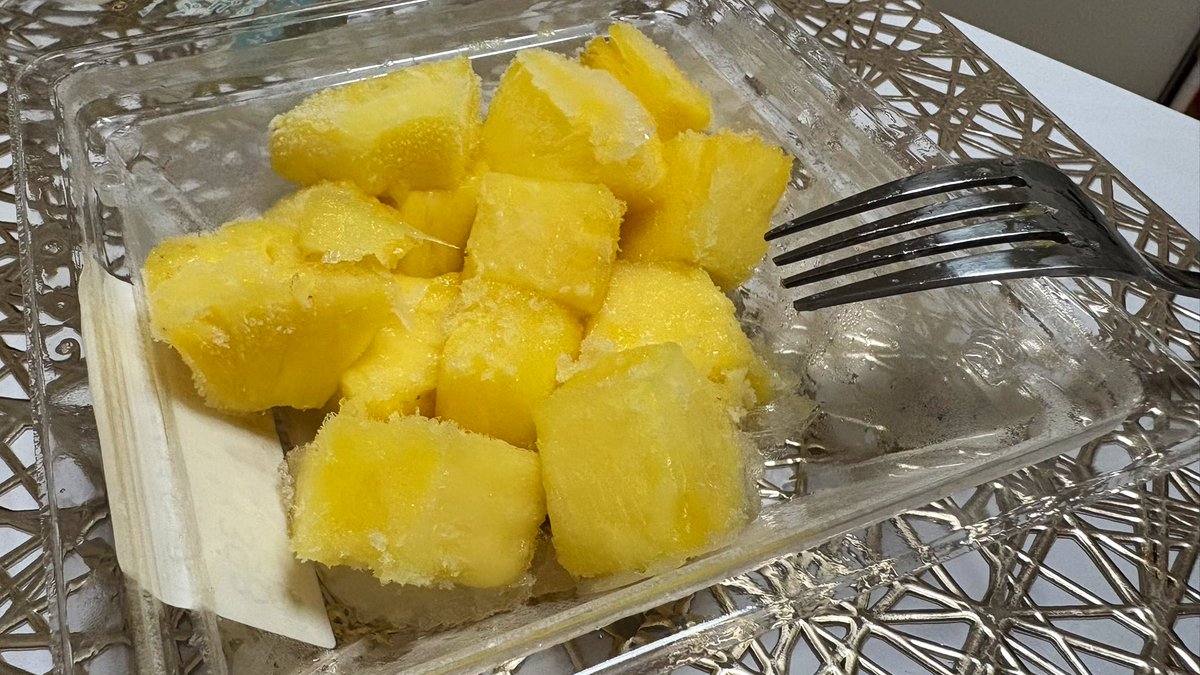 冷たい飲み物を飲み干した後の氷は
ぽりぽり食べちゃうことでおなじみの
ふーちゃんです。（笑）

時々やるのがカットフルーツ（特にパイナップル）を丸ごと冷凍庫へIN🧊
甘くて、食物繊維やビタミン、水分も取れて、小腹が満たされるので最高でーす🙌

#パイナップル #アイス