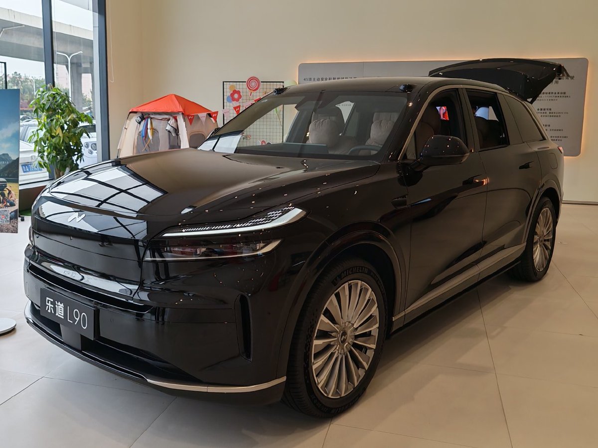 TychodeFeijter's tweet image. Onvo L90 SUV - at the dealer - new photos
Onvo is a Chinese EV brand owned by NIO. The Onvo L90 is a new six-seat battery-swap SUV. We have new photos of a black car with a beige interior at an Onvo dealer in China. The front and rear lights look great, especially with this dark…
