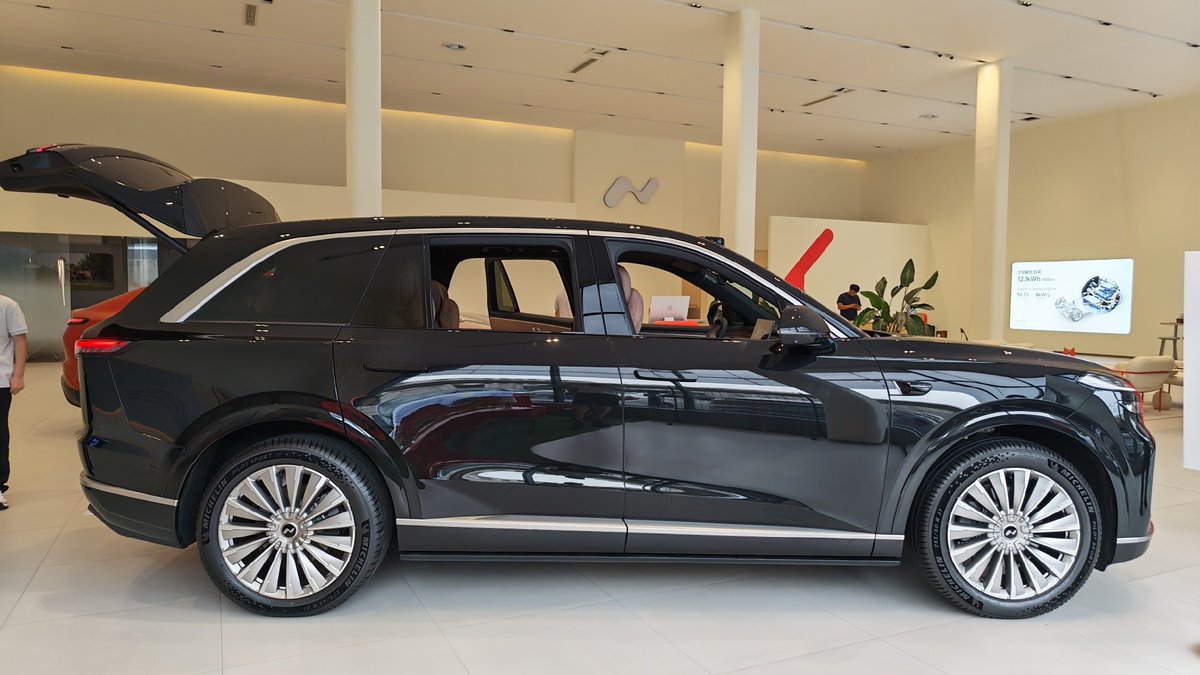 TychodeFeijter's tweet image. Onvo L90 SUV - at the dealer - new photos
Onvo is a Chinese EV brand owned by NIO. The Onvo L90 is a new six-seat battery-swap SUV. We have new photos of a black car with a beige interior at an Onvo dealer in China. The front and rear lights look great, especially with this dark…