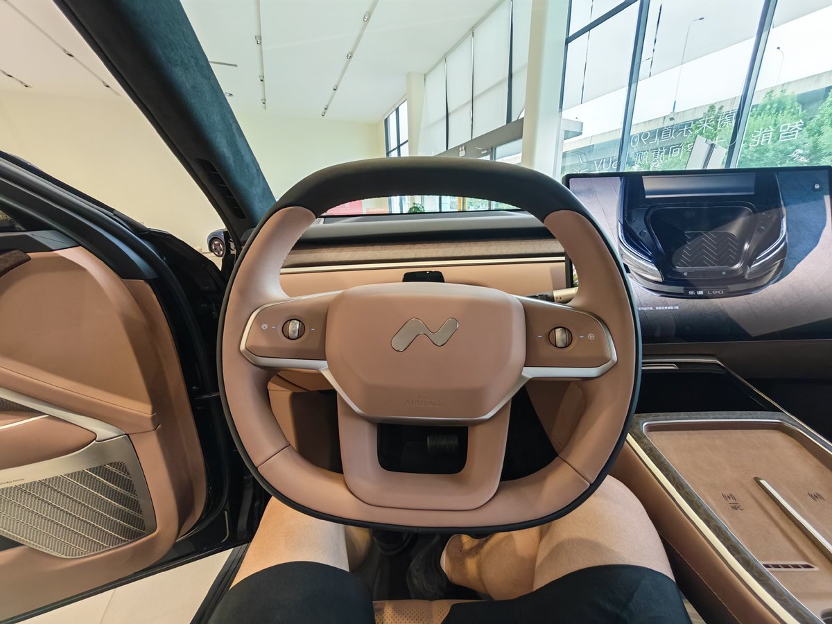 TychodeFeijter's tweet image. Onvo L90 SUV - at the dealer - new photos
Onvo is a Chinese EV brand owned by NIO. The Onvo L90 is a new six-seat battery-swap SUV. We have new photos of a black car with a beige interior at an Onvo dealer in China. The front and rear lights look great, especially with this dark…