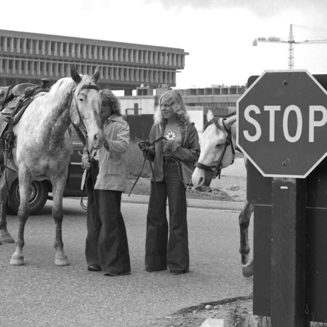 SFUalumni's tweet image. SFU students had sweet style in the 70's! #FlashbackFriday聽馃槑鉁岋笍
Thanks to SFU Archives for the photos (UNS_75060, IMC_72107, 72106, 72078)!