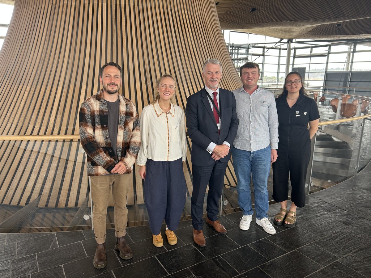 WGClimateChange's tweet image. Yn cynharach yr wythnos yma, daeth cynrychiolwyr o @ukyouth4nature i'r y Senedd i gwrdd â @Huw4Ogmore, i siarad am eu gwaith ymgyrchu yn galw am fwy o waith ddiogelu ecosystemau dŵr croyw.
Diolch am ddod i gywrdd â'r Dirprwy Brif Weinidog!