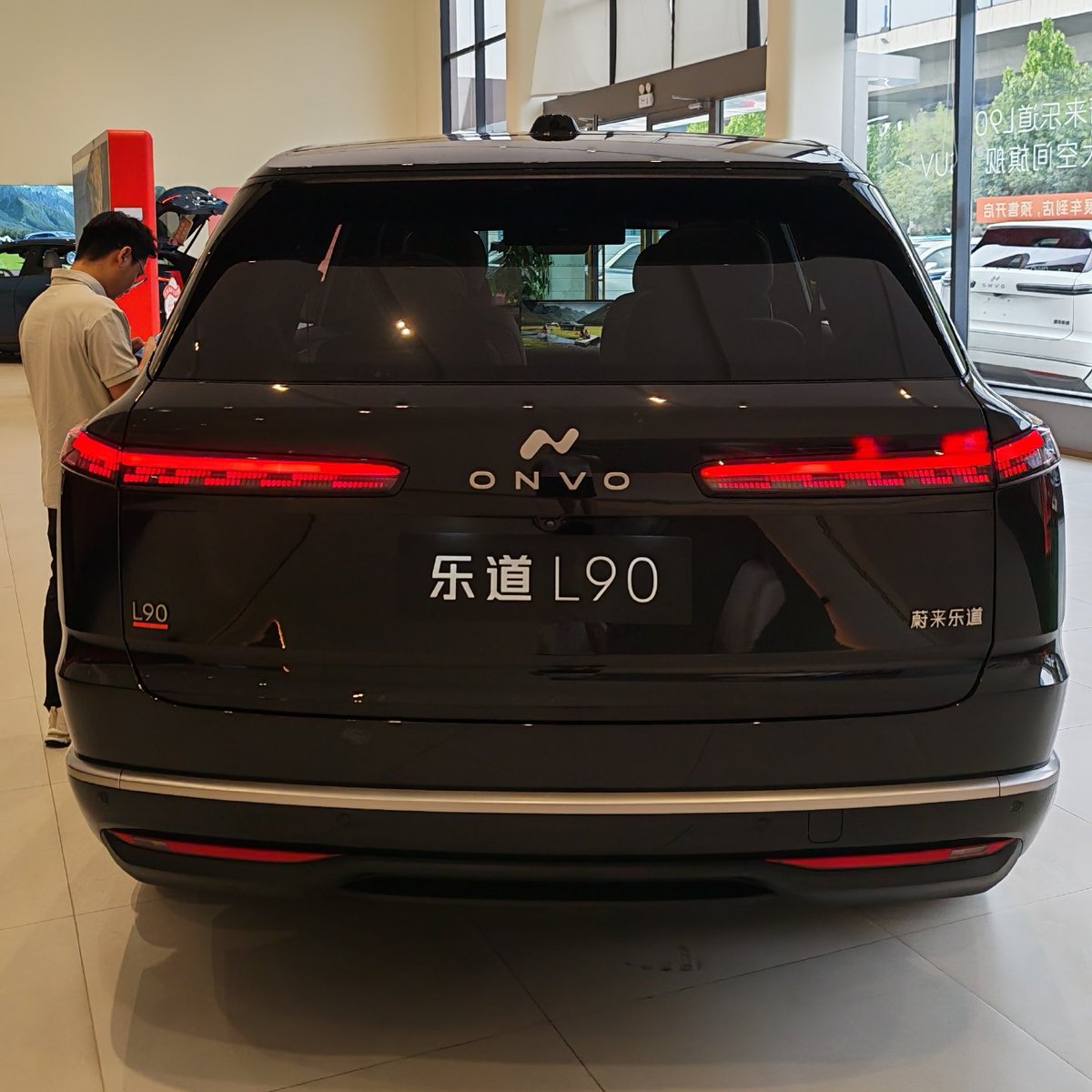 TychodeFeijter's tweet image. Onvo L90 SUV - at the dealer - new photos
Onvo is a Chinese EV brand owned by NIO. The Onvo L90 is a new six-seat battery-swap SUV. We have new photos of a black car with a beige interior at an Onvo dealer in China. The front and rear lights look great, especially with this dark…