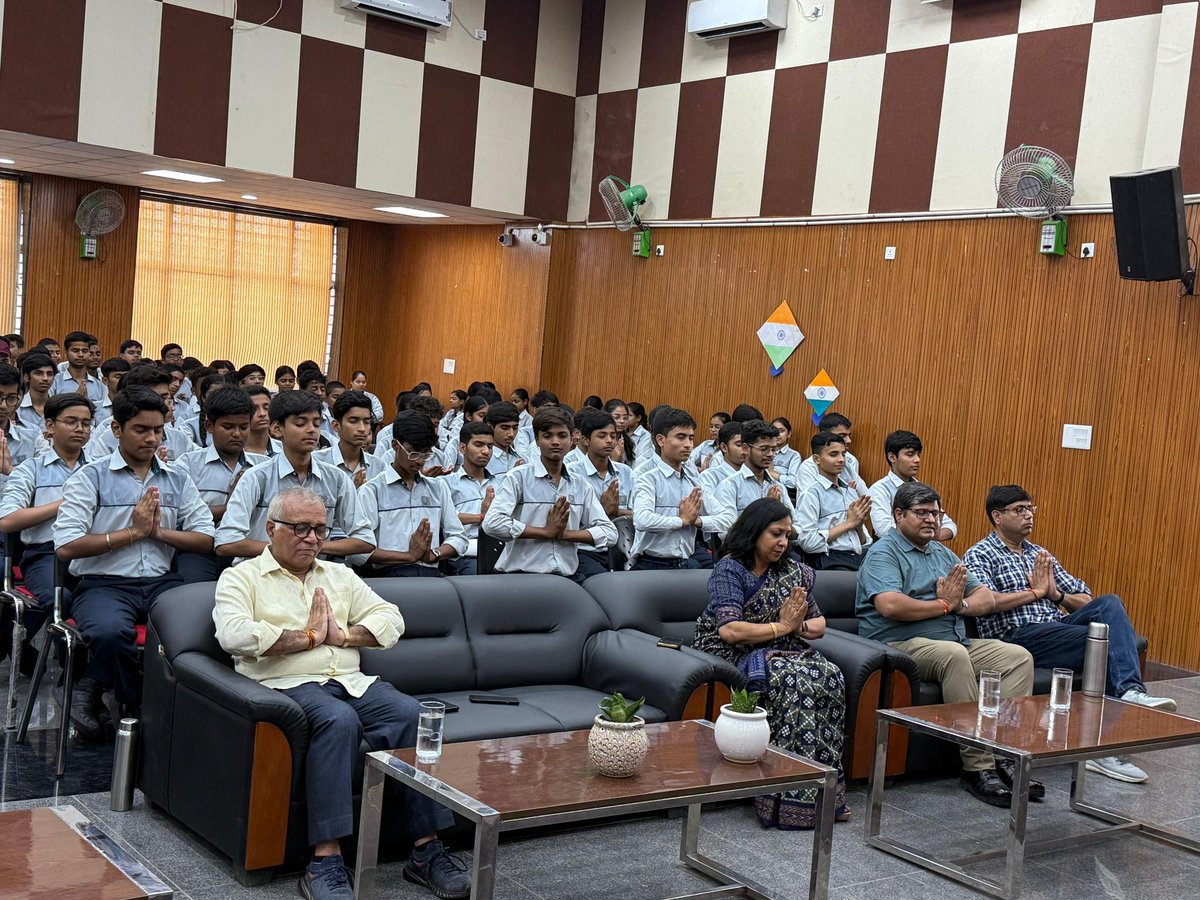 Asose_18_Rohini's tweet image. 📚 A special workshop on *“Bharatiya Gyaan Parampara &amp;amp; Charitra Nirman”* was conducted today by Shiksha Sanskriti Utthan Nyas, Delhi Prant.
Guided by Dr. Anita Sharma &amp;amp; Ms. Mamta Sharma, it inspired students of @Asose_18_Rohini. 
#IndianKnowledge #CharacterBuilding #NEP2020