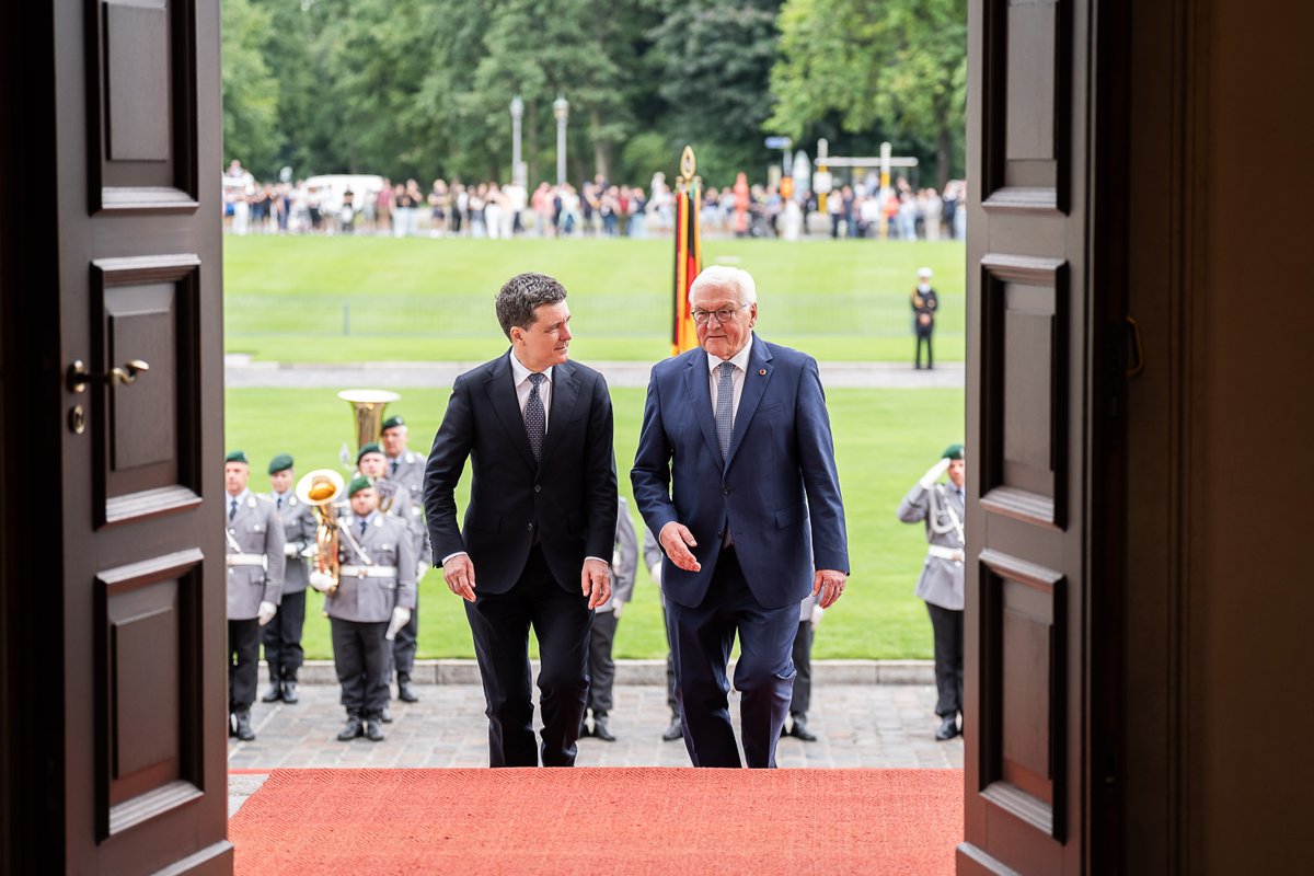 BPrSprecherin's tweet image. In seinem Treffen mit Rumäniens Präsident @NicusorDanRO betont BPr #Steinmeier, wie wichtig eine starke Rolle 🇷🇴s in EU & NATO ist. Sie sprachen auch über die innenpolit. Lage ihrer Länder; der Bundespräsident drückt Unterstützung für den Reformkurs der rumänischen Regierung aus.