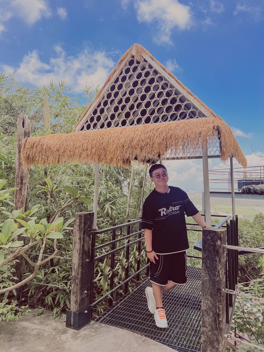 明天下班要去汽車旅館耍廢還是去漫畫王呢？🤔🤫