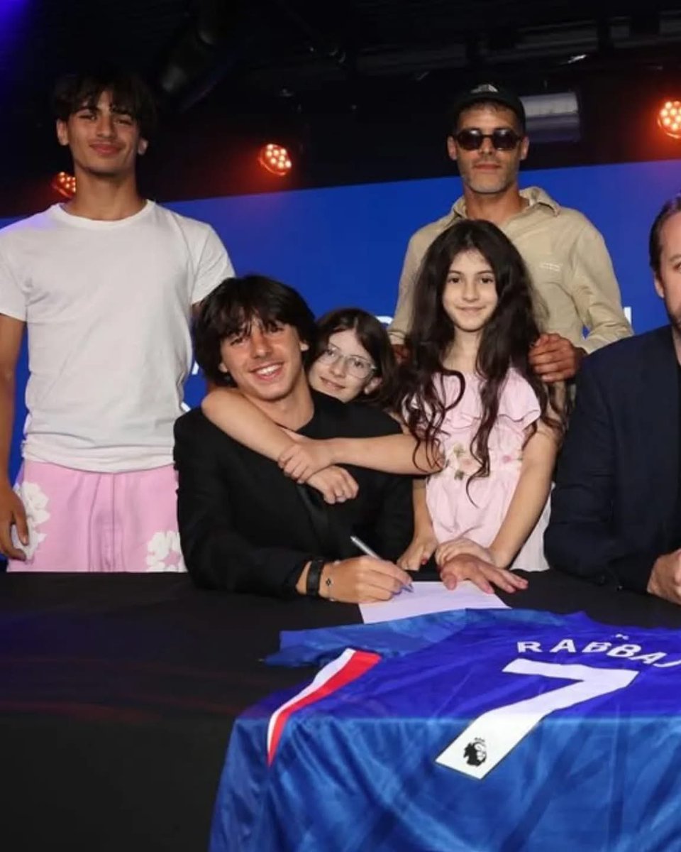 onzedatlas's tweet image. Ibrahim Rabbaj 16 ans signe son contrat « académique » un contrat qui le lie jusqu’à ses 18ans avec les blues… il pourra cependant intégrer le groupe pro si Maresca le décide.