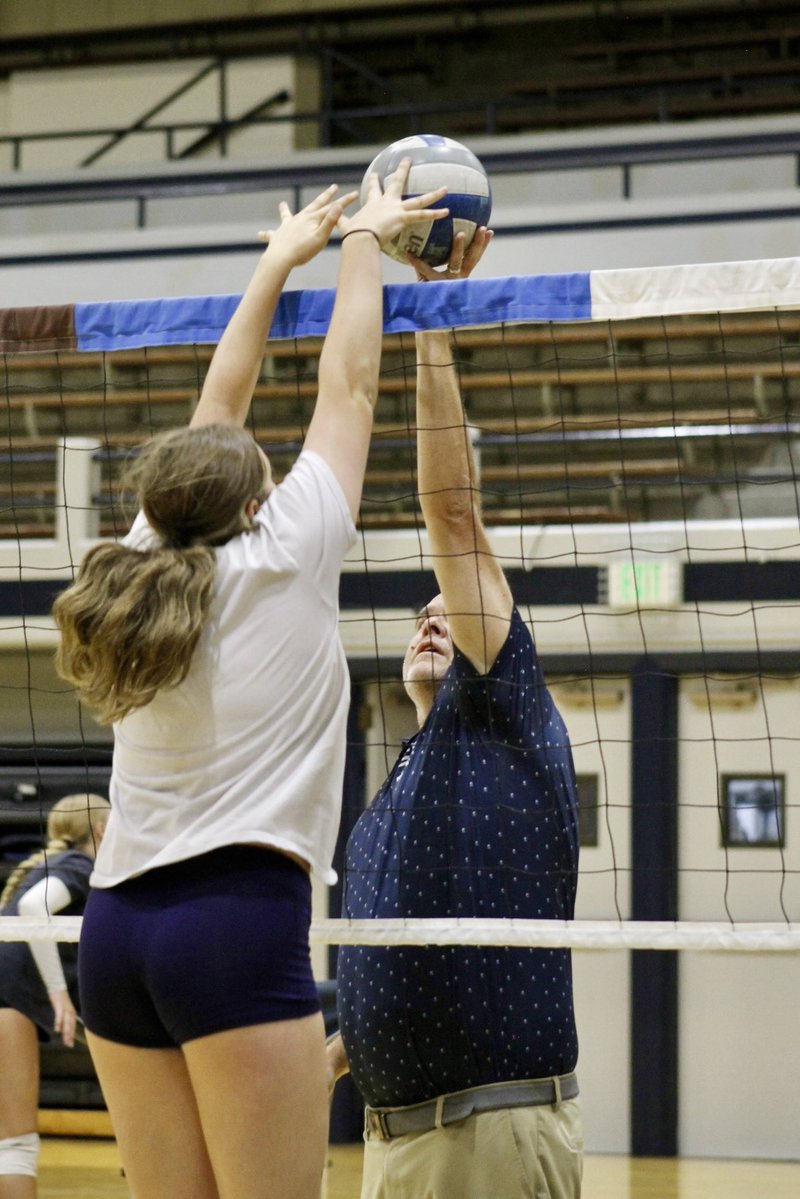 NevadaWVB's tweet image. Another FANTASTIC week of camp! We love spending time with the next generation of players! 🔥🐺
#BattleBorn | #OnePack