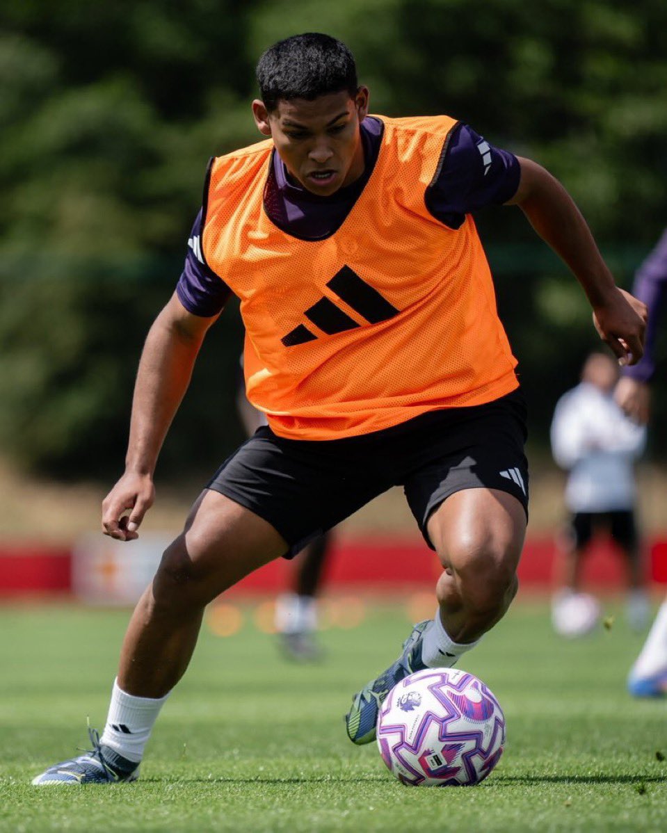 Los entrenadores del Mánchester United están impresionados por Diego León, a quien se le dará la oportunidad de asegurarse un lugar en el primer equipo como suplente de Dorgu.

Su número de camiseta será la 30.

#manunited #inglaterra #deportes #diegoleon