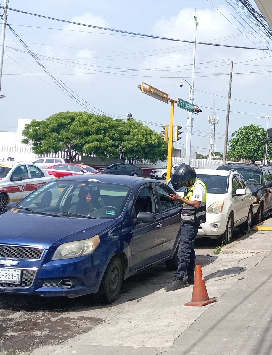 tanolitan21's tweet photo. @rocionahle
Los de tránsito haciendo infracciones dónde no hay señalamiento de prohibición de paso de Miguel Ángel de Quevedo hacia Raz y Guzmán https://t.co/C33rdqKqpz