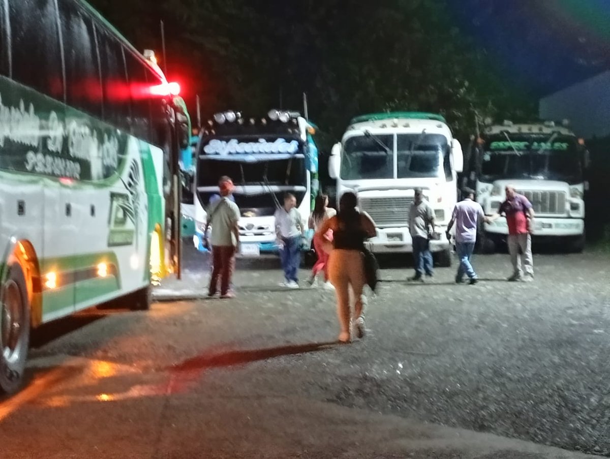 En URABA lideres activistas del SNTT realizando actividad sindical de volanteo,como estrategia para lograr objetivos expresados en plan estratégico de S.N.T.T. Colombia.