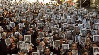 CarlaCarrizoAR's tweet photo. AMIA. 31 años, 85 víctimas, 3 causas, 10 gobiernos. Lo que sentimos, y sabemos. Si no se construyen instituciones serias y confiables en el país, seguiremos profundizando este presente permanente de una democracia herida en Argentina. https://t.co/MDfAh5s7uF