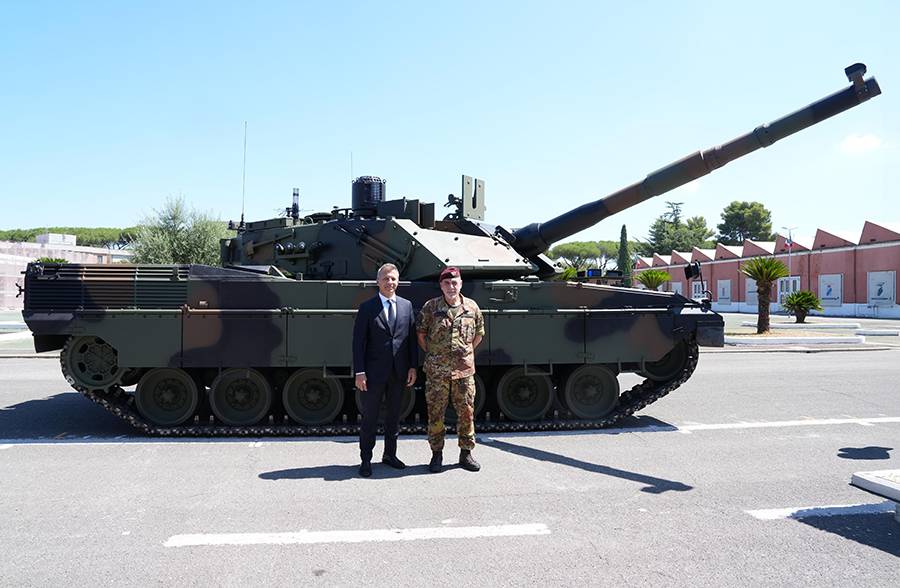 CiroNappi6's tweet image. Delivered the 1st C2 Ariete MBT to the Italian Army at Cecchignola HQs. C2 program foresees the upgrade of 90 MBTs, + other 35 MBTs in option. With Ariete C2, italian defence industry returns in the field of MBTs after decades.
Note: C2 in photo is showed without add-on armors.