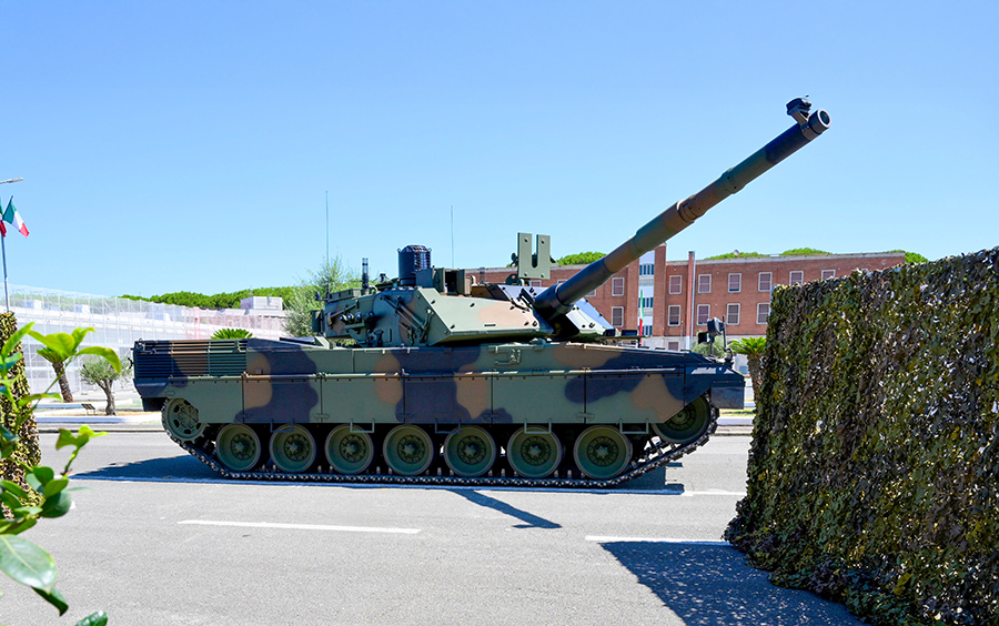 CiroNappi6's tweet image. Delivered the 1st C2 Ariete MBT to the Italian Army at Cecchignola HQs. C2 program foresees the upgrade of 90 MBTs, + other 35 MBTs in option. With Ariete C2, italian defence industry returns in the field of MBTs after decades.
Note: C2 in photo is showed without add-on armors.