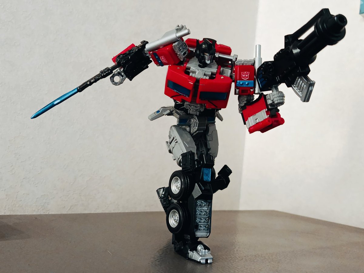eNGeGG_tf's tweet image. -I, Optimus Prime, leader of all the Autobots, what's left of them.
Finished a new version of my custom Optimus in the colors of the helix force! Among the changes is a cleaner paint job and a new headsculpt!
#transformers, #optimus_prime