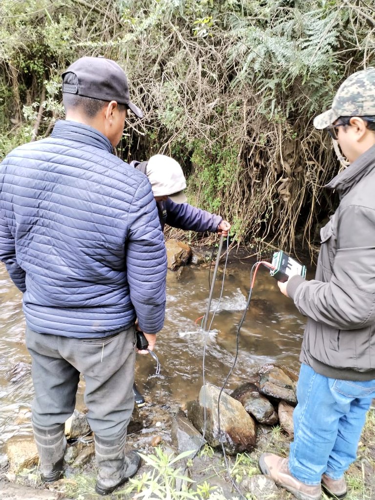 Agricultura_CZ3's tweet photo. #Chimborazo | Técnicos de Riego de la Dirección Distrital realizan medición de caudal para el estudio de riego tecnificado Guiracochán en la parroquia #Cebadas.
💧Trabajamos para mejorar la eficiencia hídrica y apoyar a nuestros productores.
#ElNuevoEcuador #NadaNosDetiene https://t.co/dLYXIQSAtc