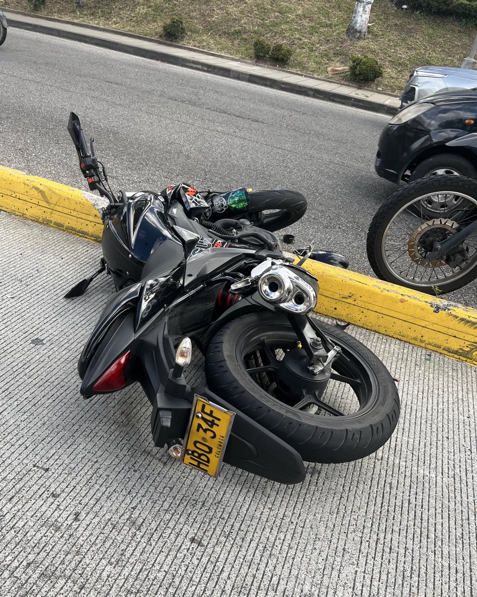 Denunciax_Col's tweet photo. ¡ATROPELLO SALVAJE! 🏍💥
Un operario de @EmabEsp fue embestido brutalmente por un motociclista en el carril exclusivo de @Metrolinea. ¡Ni respetan la vida ni la ley! 😡
¿Hasta cuándo la impunidad?
#Bucaramanga #JusticiaYa #Metrolinea #NoMásViolenciaVial https://t.co/W8pHy9vFSt