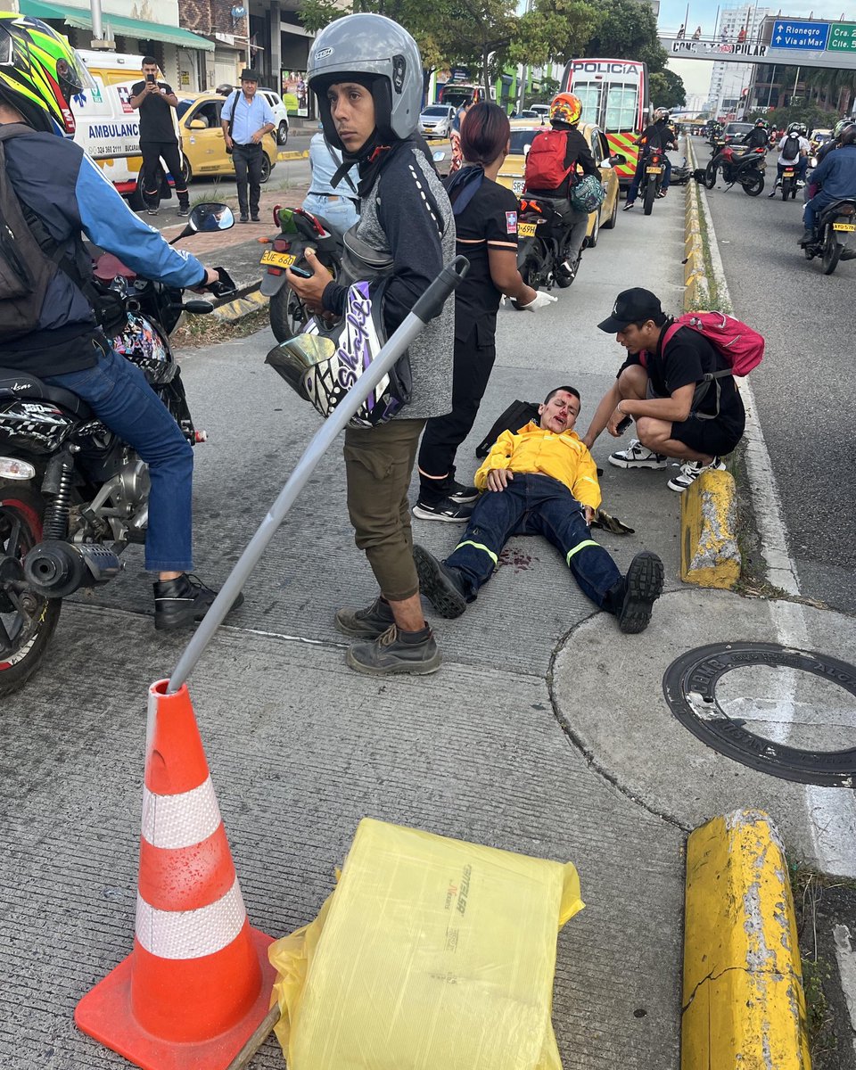 Denunciax_Col's tweet photo. ¡ATROPELLO SALVAJE! 🏍💥
Un operario de @EmabEsp fue embestido brutalmente por un motociclista en el carril exclusivo de @Metrolinea. ¡Ni respetan la vida ni la ley! 😡
¿Hasta cuándo la impunidad?
#Bucaramanga #JusticiaYa #Metrolinea #NoMásViolenciaVial https://t.co/W8pHy9vFSt