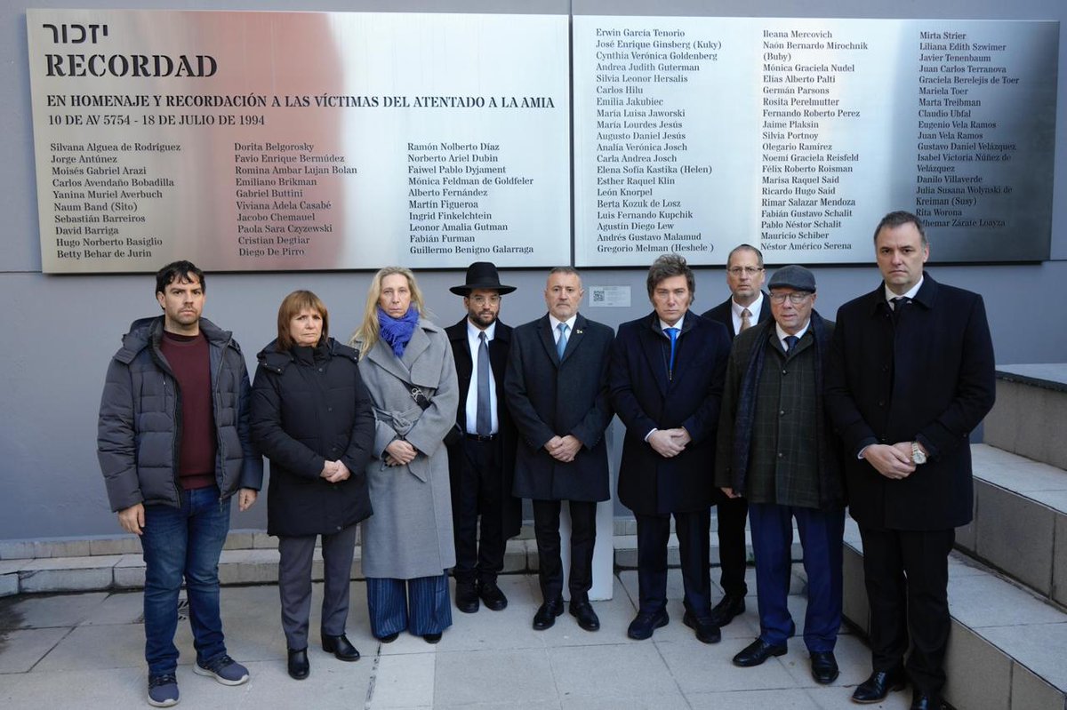 MinSeguridad_Ar's tweet image. La Ministra Patricia Bullrich, junto al Presidente Javier Milei, la Secretaria General de la Presidencia, Karina Milei, y el Vocero Presidencial, Manuel Adorni, acompañaron al Presidente de la AMIA, Osvaldo Armoza, y a las autoridades comunitarias en el acto de homenaje a las…