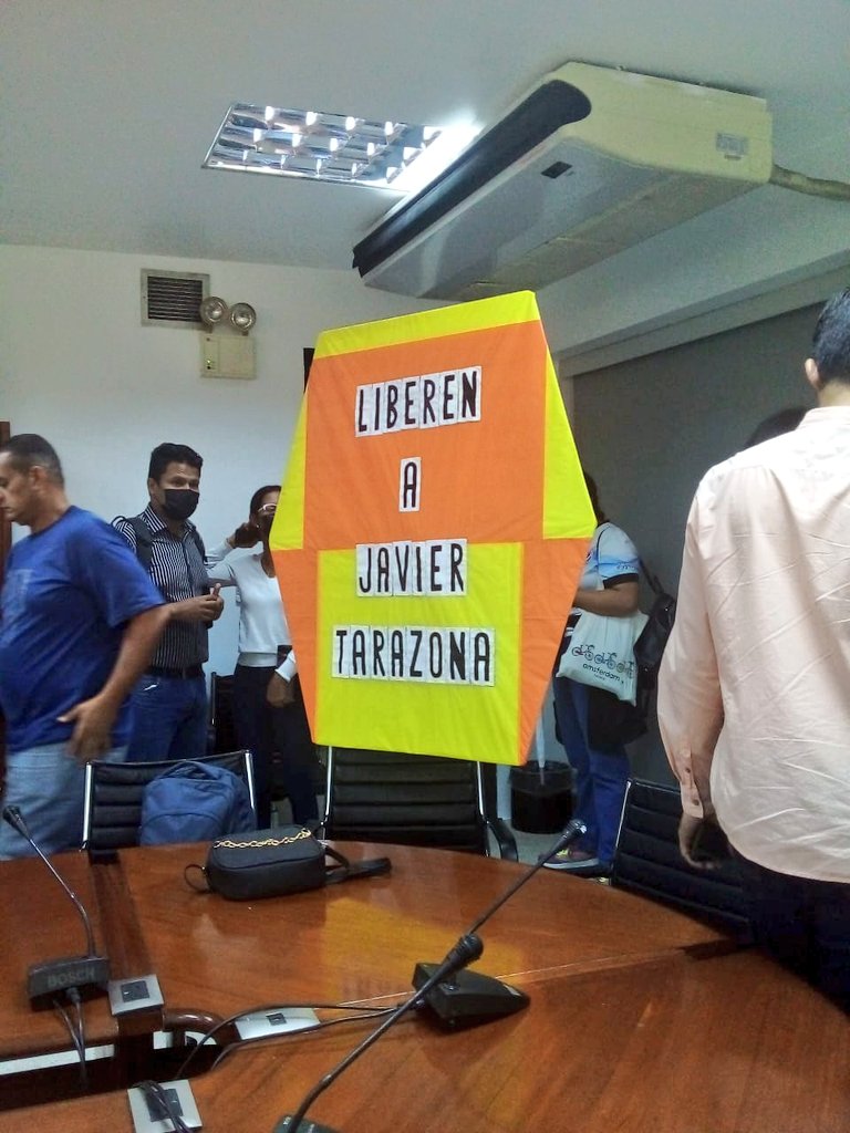 Jose Rafael Tarazona Sánchez (@jrafaeltarazona) on Twitter photo ¡1477 días!
De nuestra detención arbitraria y privación ilegítima de la libertad.
Mi Hno. Javier Tarazona Dir. de <a href="/FundaREDES_/">FundaREDES</a> sigue detenido cumpliendo una sentencia anticipada sin cometer delitos.
Exigimos sea puesto de inmediato en libertad.
#LiberenAJavierTarazona
#18Julio ¡1477 días!
De nuestra detención arbitraria y privación ilegítima de la libertad.
Mi Hno. Javier Tarazona Dir. de <a href="/FundaREDES_/">FundaREDES</a> sigue detenido cumpliendo una sentencia anticipada sin cometer delitos.
Exigimos sea puesto de inmediato en libertad.
#LiberenAJavierTarazona
#18Julio