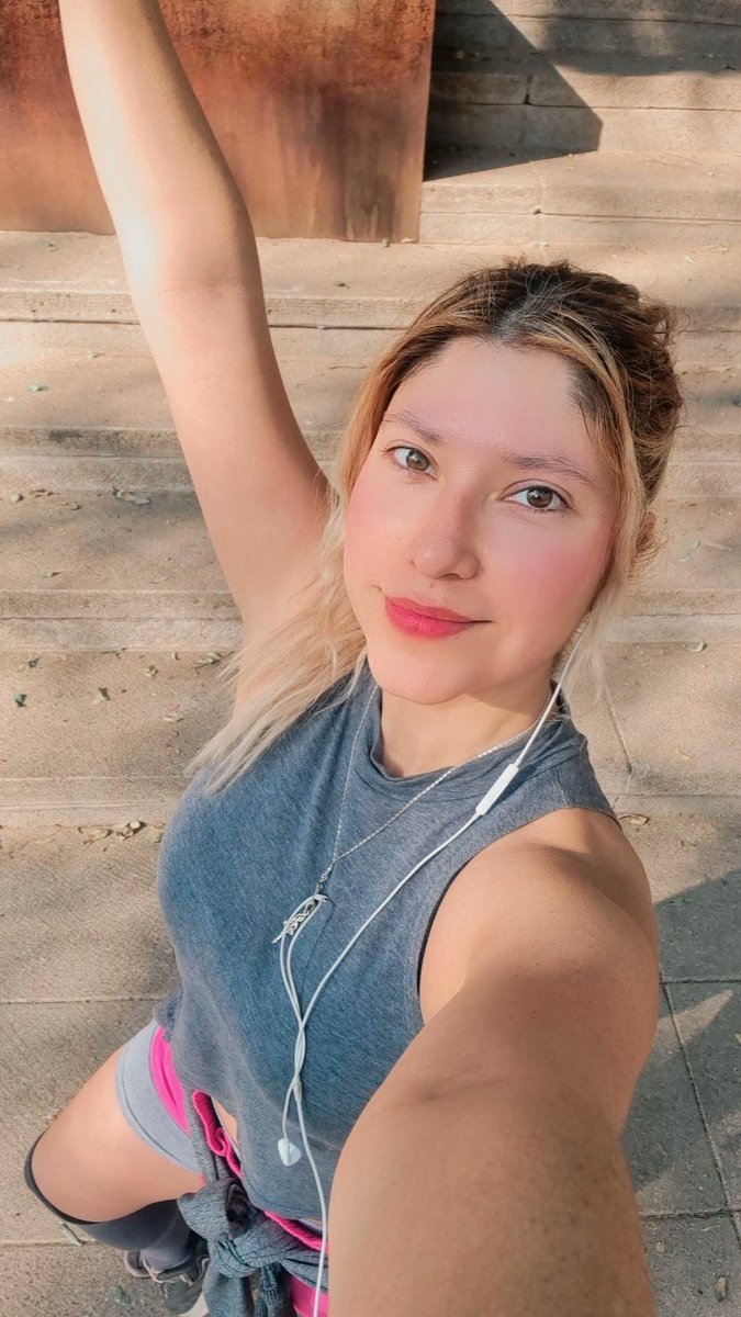 pauletcervera's tweet photo. Yo andaba corriendo guapos, por eso no escribía! Pero les deseo que tengan un gran viernes! Y pónganse NuevaYol qué ya se había colado. @ruleiro @eltalcha
#PoderosoModerno https://t.co/OrIEYwwUuj