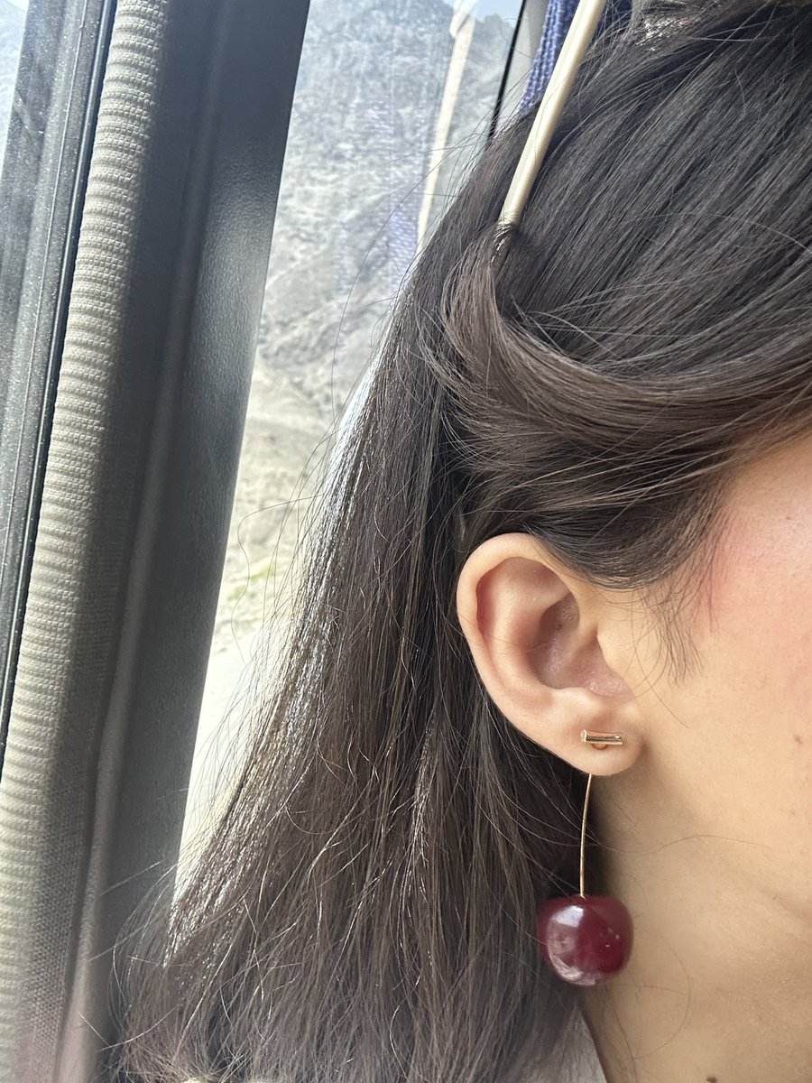 ThisisOshaz_'s tweet image. I was wondering why these two little girls kept staring, pointing and smiling at me. Then I realised they’re just fascinated by my cherry earrings and think they’re real