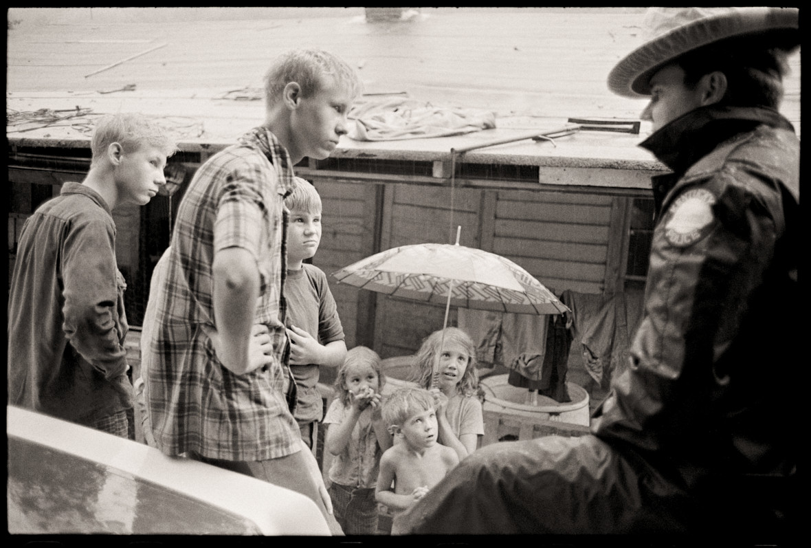 oxfordamerican's tweet image. #EyesontheSouth | Three Photographic Surveys | Kentucky Documentary Photographic Project
Compare Kentucky in the Depression era to the state anew in this “visual tone poem” spanning ninety years.
🔗: shorturl.at/MZ86o