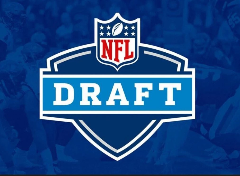 DraftNFL26's tweet image. Way-too-early predictions: Who’s going #1 overall in the 2026 NFL Draft? 👀🏈
🔹 Arch Manning (@TexasFootball) – big name, bigger expectations
🔹 Drew Allar (@PennStateFball) – NFL-ready frame + arm talent
🔹 LaNorris Sellers (@GamecockFB) – rising dual-threat star
🔹 Cade…