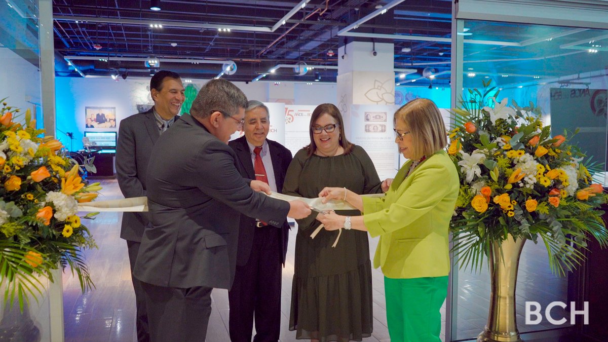 BancoCentral_HN's tweet photo. Celebramos nuestra historia con la exposición “75 años del BCH: Trayectoria y Confianza”. Un recorrido por el legado económico en cada etapa del país.

🎫Visítala gratuitamente desde el 21 de julio de lunes a viernes, de 9:00 a. m. a 3:00 p. m. en nuestros Centros Culturales. https://t.co/e1O0cNA6Mv