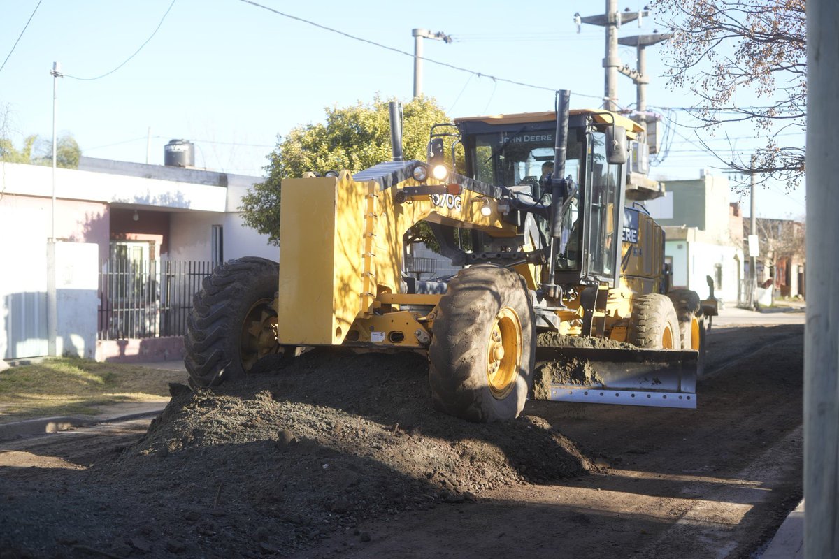 vnavarroalegre's tweet photo. 🚜 En #VillaMaría seguimos trabajando en los barrios. 

Hoy con repaso y enarenado de calles en San Martín, y recolección de poda y escombros en Mariano Moreno y Vista Verde, a través del 147.

El intendente #Accastello impulsa una
#VillaMaríaMásHumana! https://t.co/9x9FYqopER