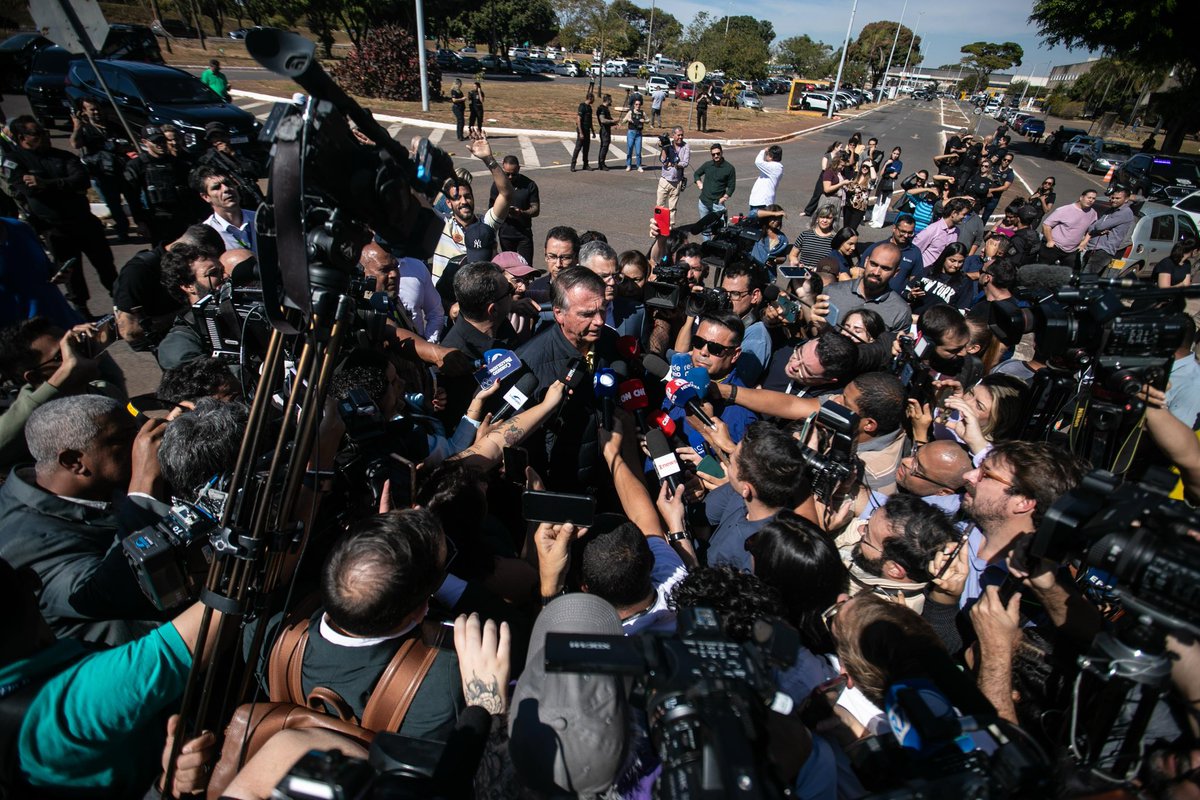 brefsc's tweet photo. Jair Bolsonaro após colocar tornozeleira eletrônica.
@JornalOGlobo 📸
#politica #bolsonaro #brasília https://t.co/z3P4I2y0Lp