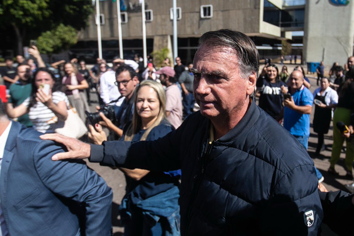 brefsc's tweet photo. Jair Bolsonaro após colocar tornozeleira eletrônica.
@JornalOGlobo 📸
#politica #bolsonaro #brasília https://t.co/z3P4I2y0Lp