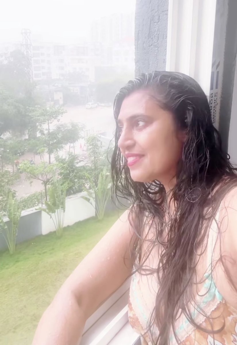 Hotness in rain😍😍

<a href="/KasthuriShankar/">Kasturi</a> #Diva