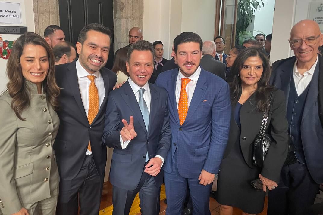 Alejandra Barrales (@ale_barralesm) on Twitter photo ¡Feliz cumpleaños <a href="/PabloLemusN/">Pablo Lemus Navarro</a>! Te deseo un año con más éxitos en Jalisco y momentos felices en compañía de tu familia. ¡Feliz cumpleaños <a href="/PabloLemusN/">Pablo Lemus Navarro</a>! Te deseo un año con más éxitos en Jalisco y momentos felices en compañía de tu familia.