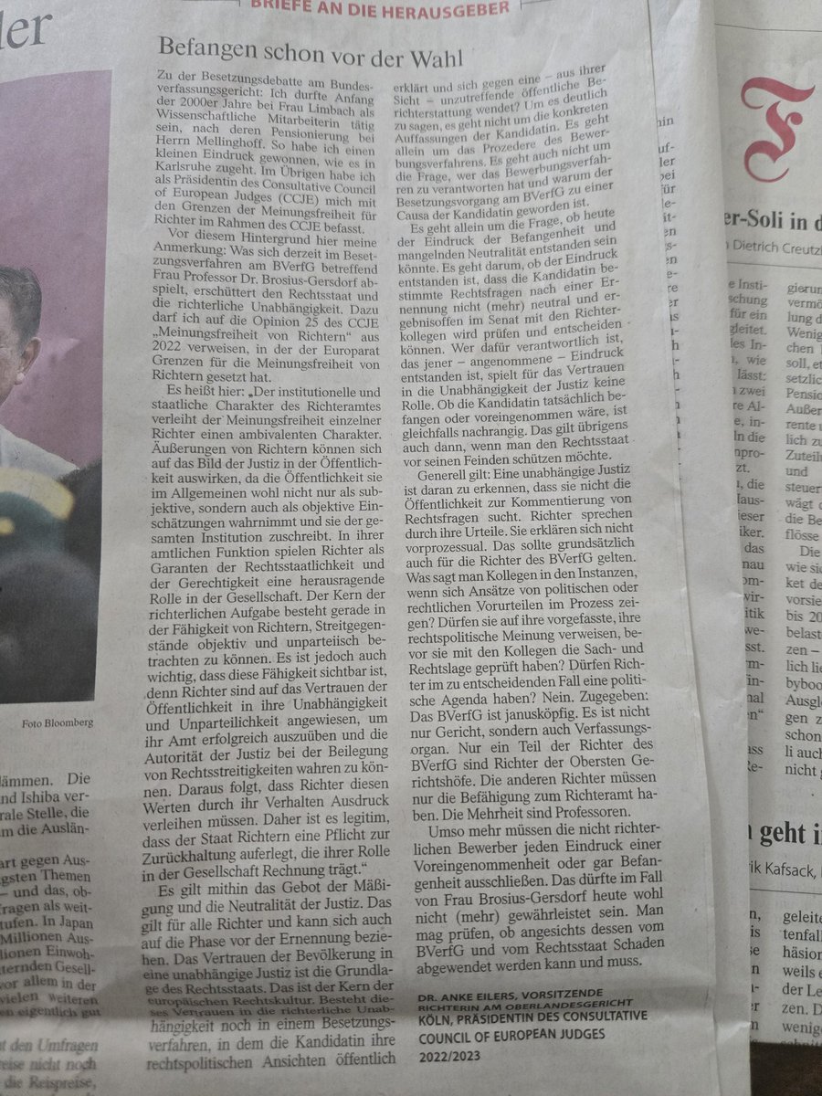 Es ist Aufgabe von ProfessorInnen sich wissenschaftlich zu positionieren. Dadurch werden sie explizit nicht automatisch befangen. Steht so im Gesetz. Und wie passt das zur Benennung ehemaliger PolitikerInnen? Hier geht wirklich einiges durcheinander. BVerfG ungleich OLG