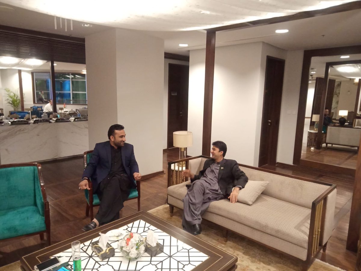 MPASaeedAfridi's tweet image. میرا بھائی سینٹر مراد سعید ۔۔۔آپ نے مارنا چاہا اللہ نے کرسی پر بٹھا دیا۔۔۔ایک میرا قائد @ImranKhanPTI وزیر اعظم بنے گا دوبارہ ۔۔۔آپ دیکھتے رہ جاوگے