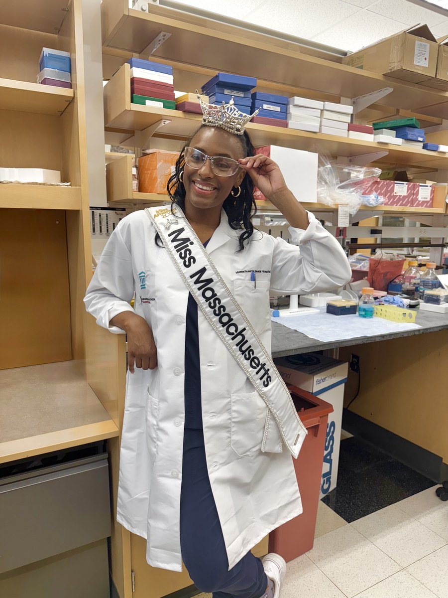 MassGeneralNews's tweet image. From Lab Coat to Crown 👑
Khailah N-R Griffin, BS, was a cardiology tech at Mass General by day—and now holds the title of Miss Massachusetts 2025. Her work bridges science, advocacy & service, both in and out of the lab. Next stop: @MissAmerica.