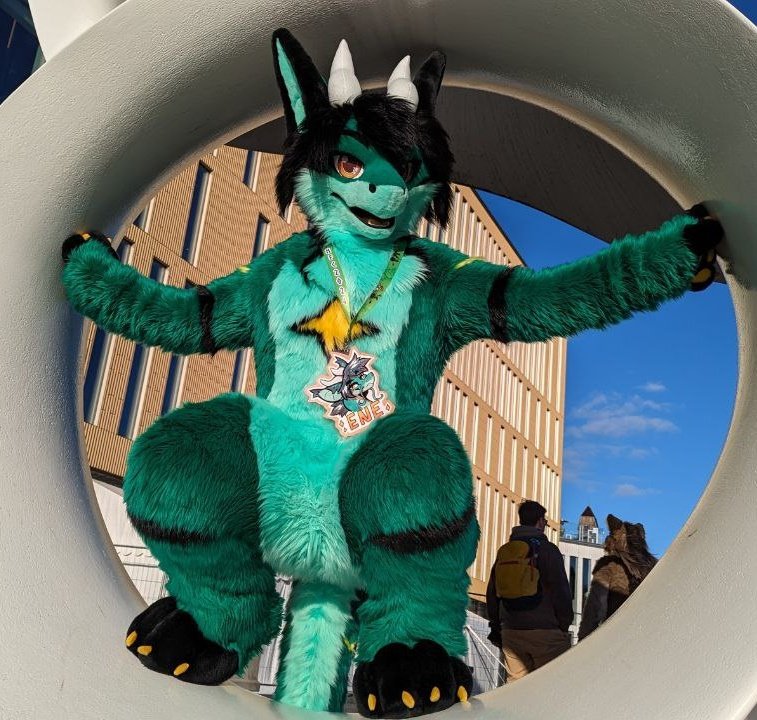 Flinx_Energee's tweet image. That sculpture was slippery! Especially wearing indoor beans!