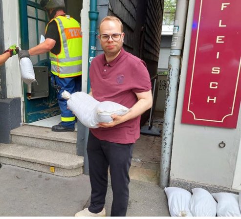 #SPD-Mitglieder-Larven werden von Drohnen vor dem Hochwasser in Sicherheit gebracht …