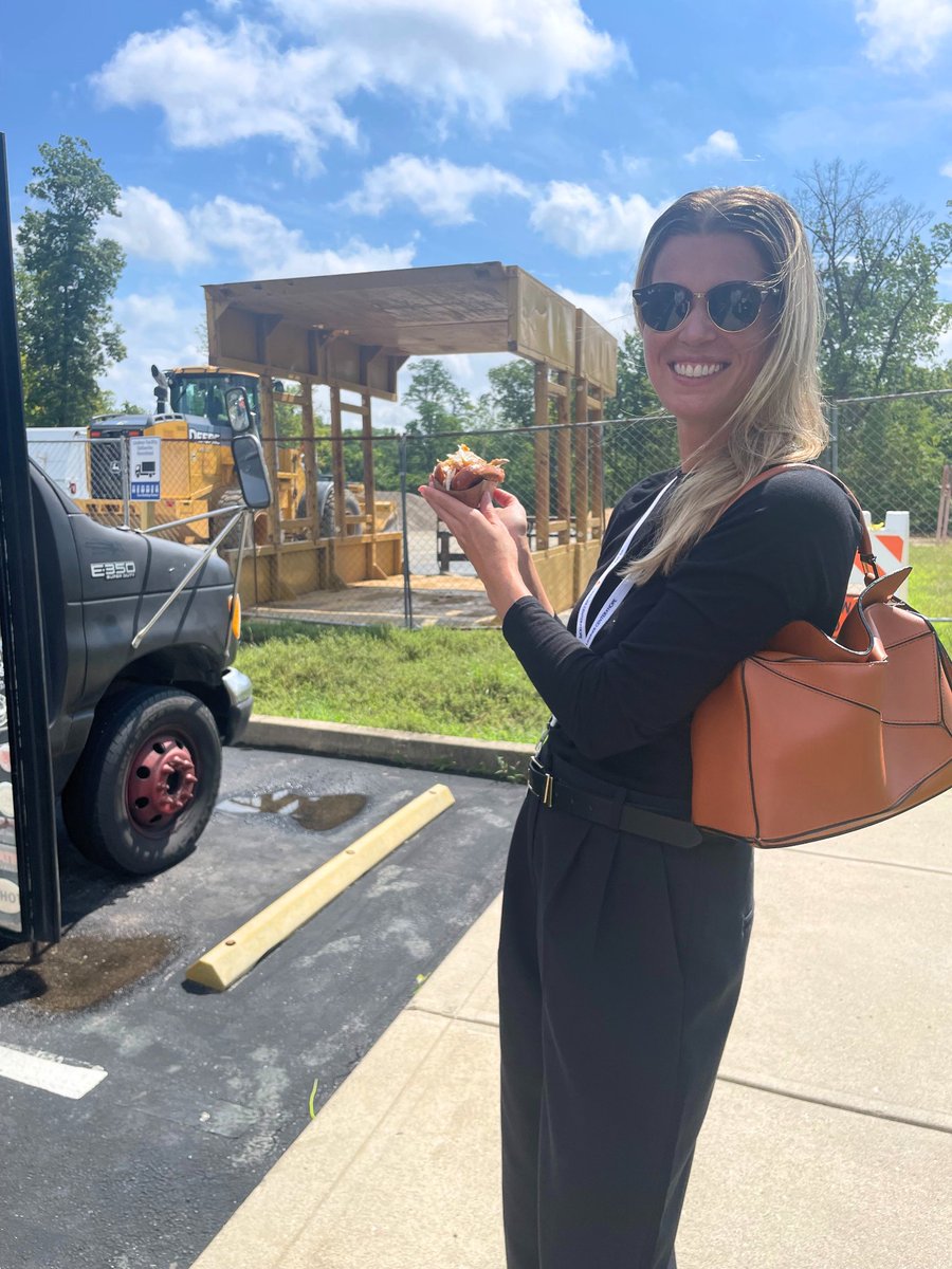 LindnerCtrHope's tweet image. Did you know #NationalHotDogDay was this week? We did! 🌭
We love any chance to bring smiles to our staff, so we invited the @QuiteFranklyLLC food truck to the Lindner Center campus on Wednesday to serve up some delicious specialty hot dogs. 😋